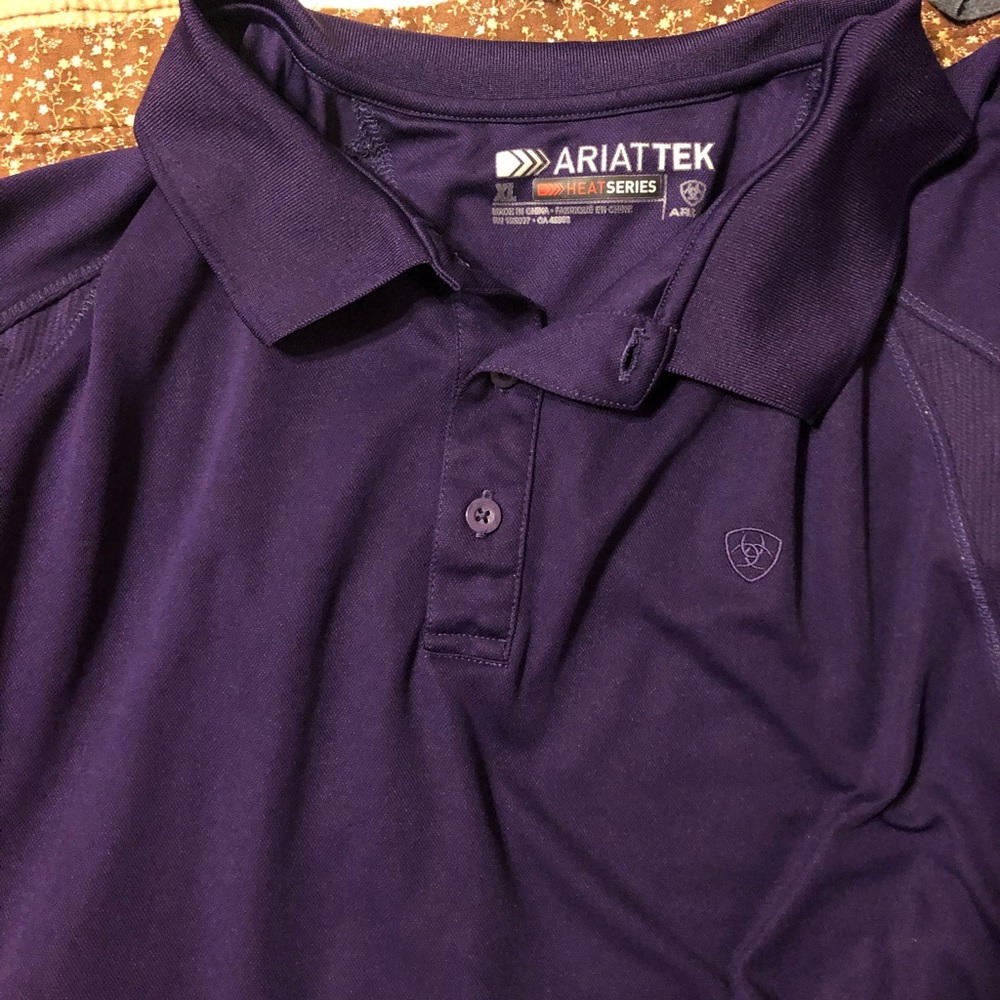 Mens Ariat short sleeve shirt. The shirt has only been worn one time for photo.